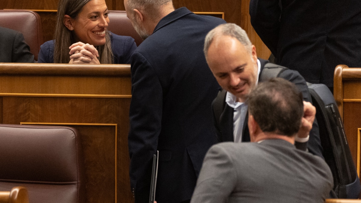 La portavoz de Junts en el Congreso, Miriam Nogueras (i), durante una sesión plenaria, en el Congreso de los Diputados, a 30 de enero de 2024, en Madrid (España).