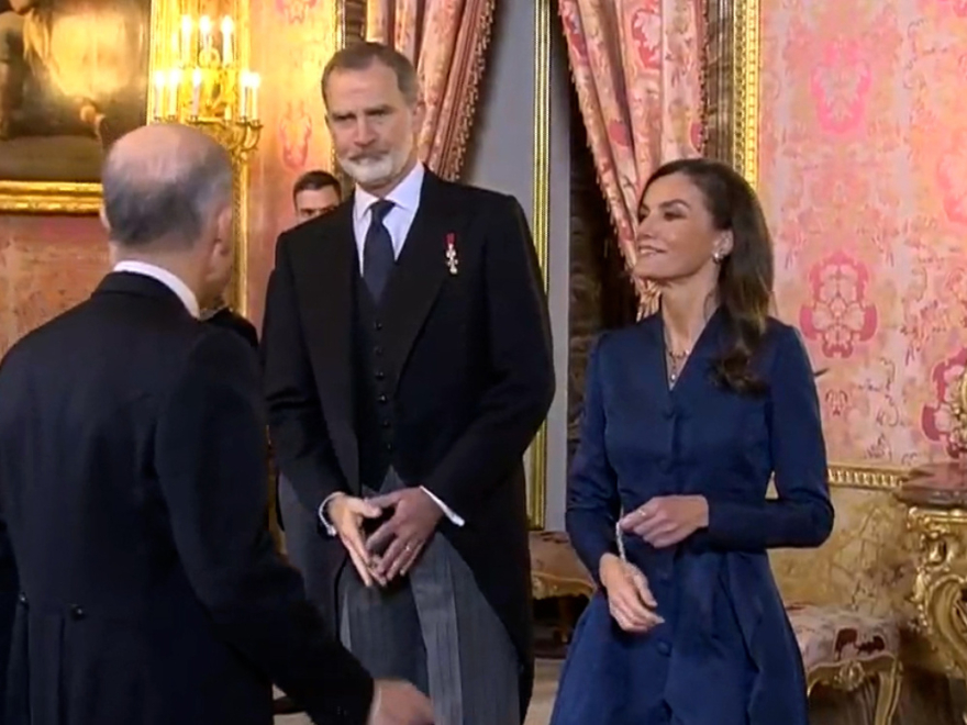 La reina Letizia se coloca la pulsera de diamantes, zafiros y perlas que recibió como regalo de bodas. 