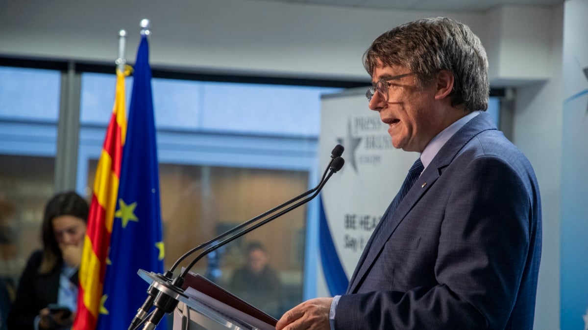 El expresidente de la Generalitat y eurodiputado de Junts, Carles Puigdemont, comparece en una rueda de prensa para explicar los detalles del acuerdo de investidura con el PSOE