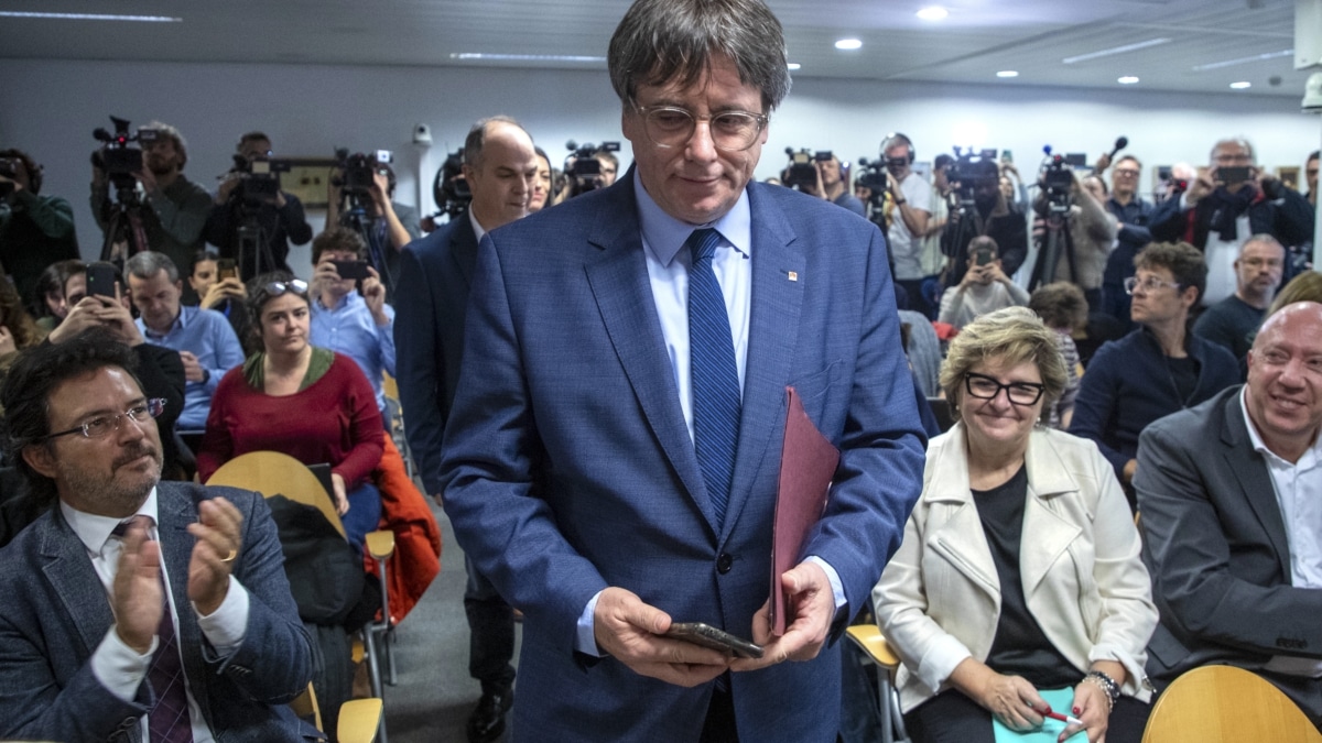El expresidente de la Generalitat y eurodiputado de Junts, Carles Puigdemont, a su llegada para comparecer en una rueda de prensa para explicar los detalles del acuerdo de investidura con el PSOE