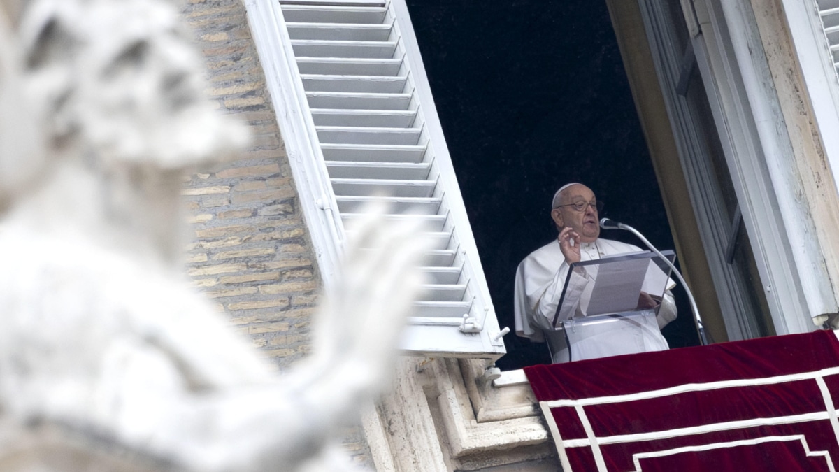 El Papa Francisco dirige el rezo del Ángelus desde la ventana del Palacio Apostólico que domina la Plaza de San Pedro en la Ciudad del Vaticano,este domingo.