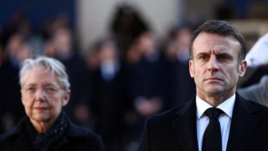 Macron fuerza la dimisión de la primera ministra para reflotar su mandato