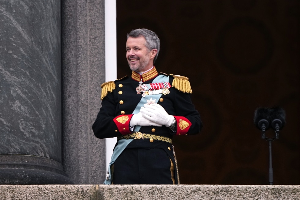 Federico X, rey de Dinamarca, agradece a la multitud después de su proclamación en el trono