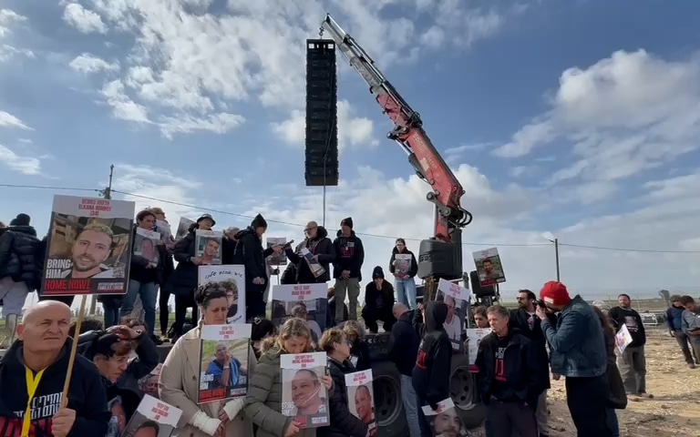 Las familias de los rehenes, a gritos desde la frontera de Gaza: "No pararemos hasta que estéis de vuelta"