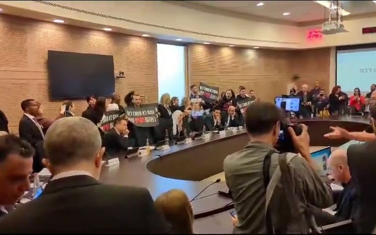 Las familias de los rehenes irrumpen en el Parlamento israelí