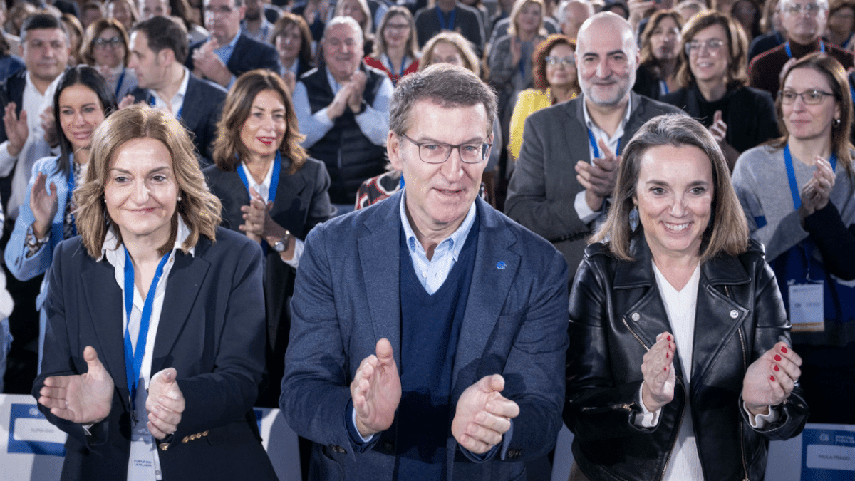 La consejera de Empleo e Igualdad de la Xunta de Galicia, Elena Rivo, Alberto Núñez Feijóo y Cuca Gamarra durante la clausura la XXVI jornada interpalamentaria celebrada este fin de semana en Orense.