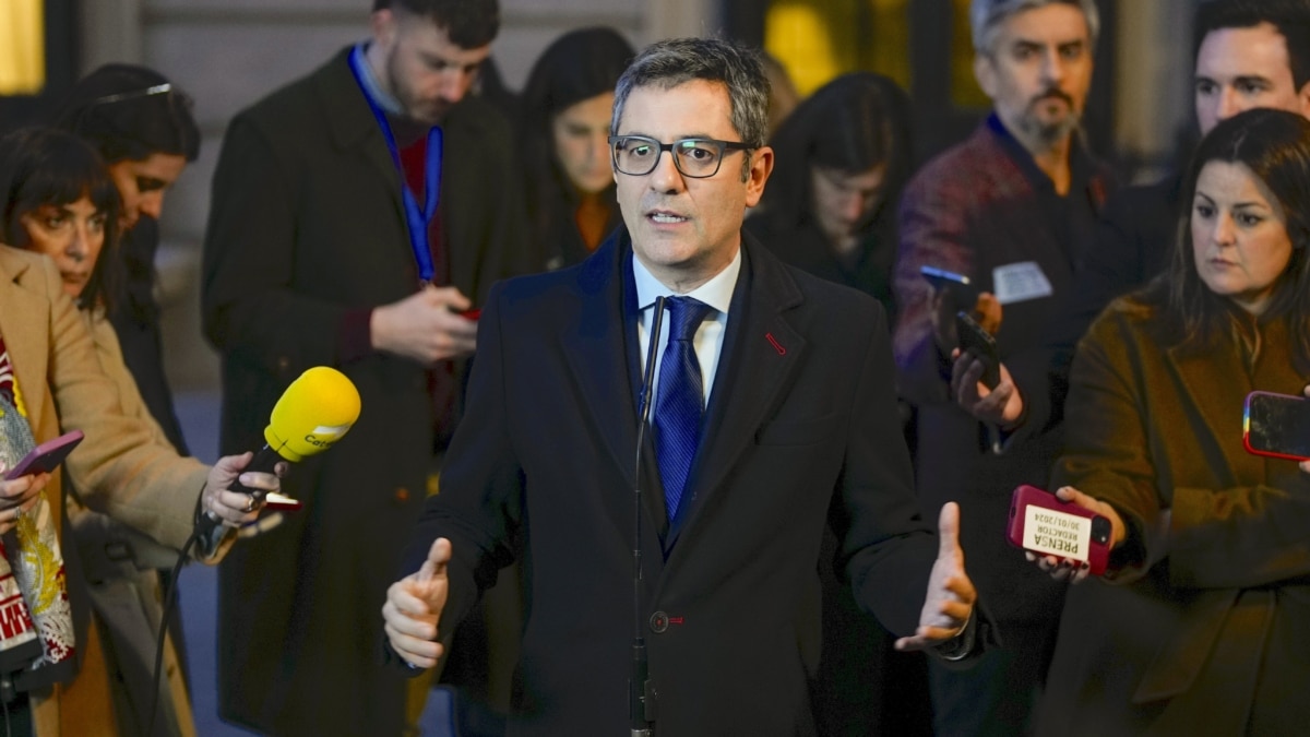 El ministro de Presidencia, Félix Bolaños (c) atiende a los medios este martes a la finalización del pleno del Congreso de los Diputados en Madrid que debate la ley de amnistía.