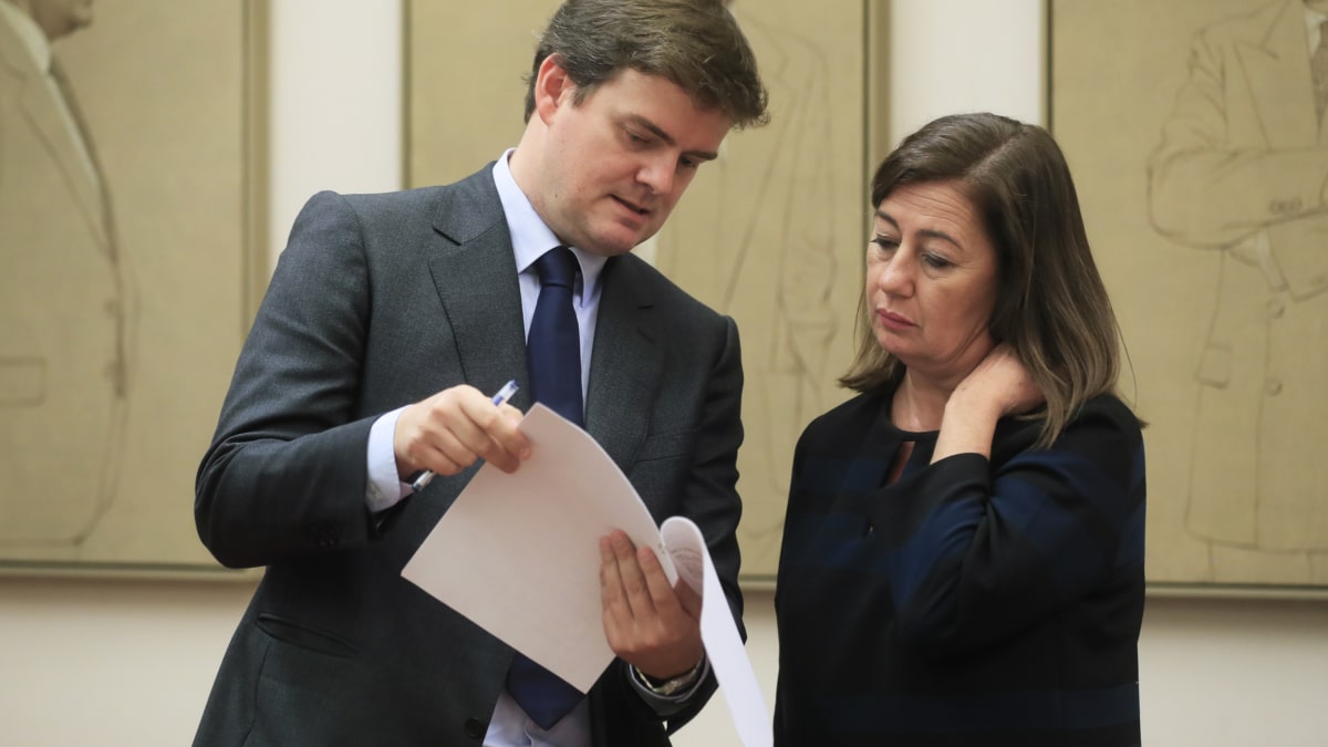 El letrado mayor de las Cortes, Fernando Galindo, conversa con la presidenta del Congreso, Francina Armengol.