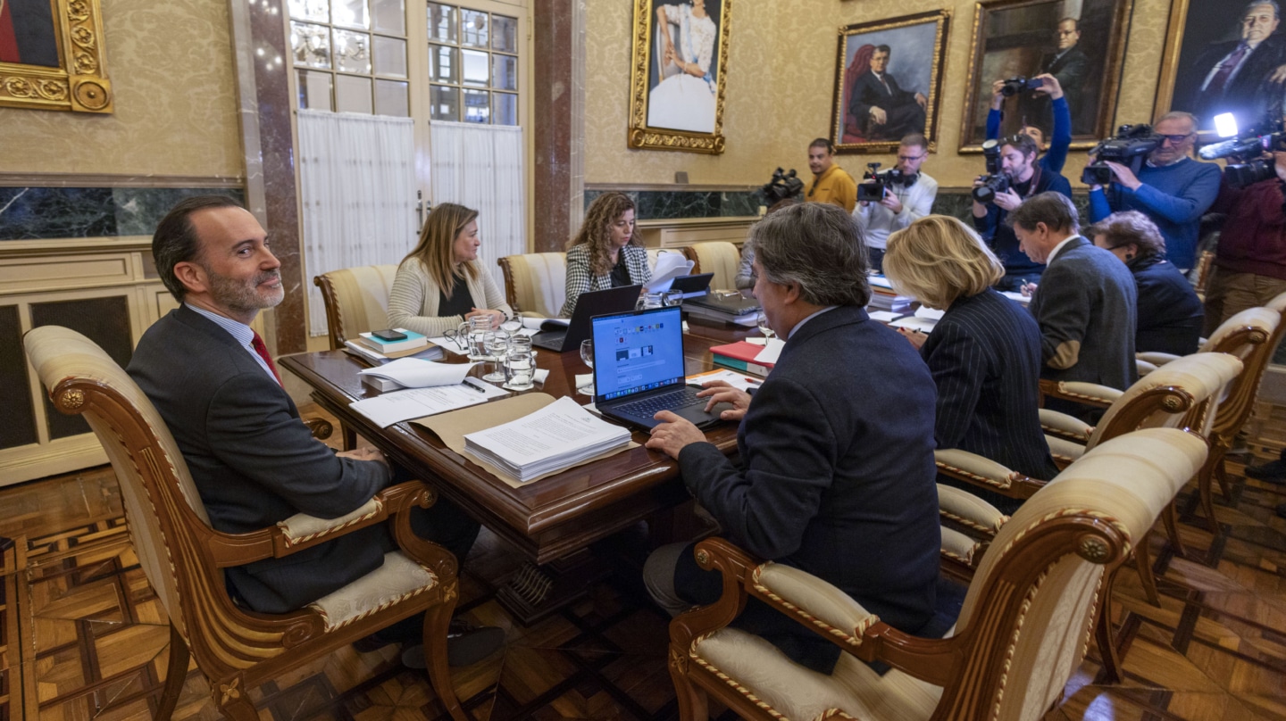 Gabriel Le Senne (i), preside la reunión de la Mesa del Parlament de este miércoles, que ha valorado la petición de su expulsión y Patricia de las Heras del Grupo Vox