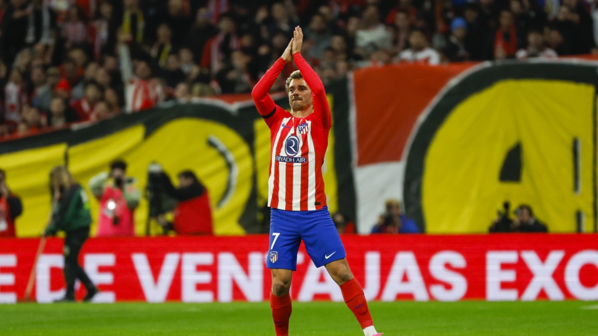 El delantero francés del Atlético de Madrid Antoine Griezmann saluda a la afición previo al partido de octavos de final de la Copa del Rey de fútbol entre Atlético de Madrid y Real Madrid, este jueves en el estadio Cívitas Metropolitano.