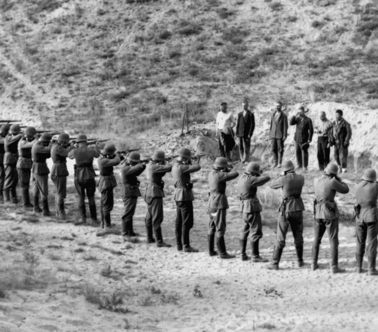 Einsatzgruppen: la historia de los taxistas y panaderos que asesinaban judíos cara a cara