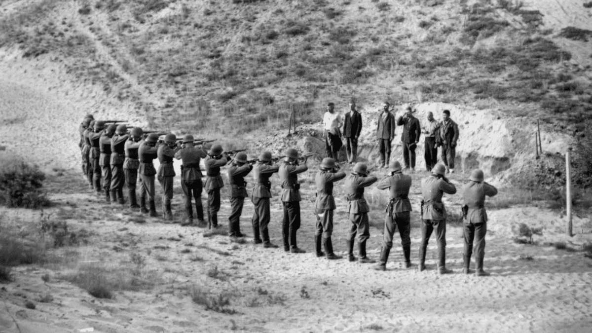 Un pelotón de Einsatzgruppen ejecuta a seis partisanos soviéticos en septiembre de 1941.