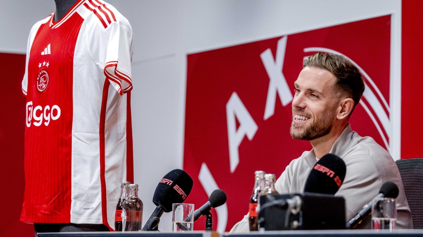 Jordan Henderson en su presentación con el Ajax tras su experiencia de 5 meses en el fútbol saudí