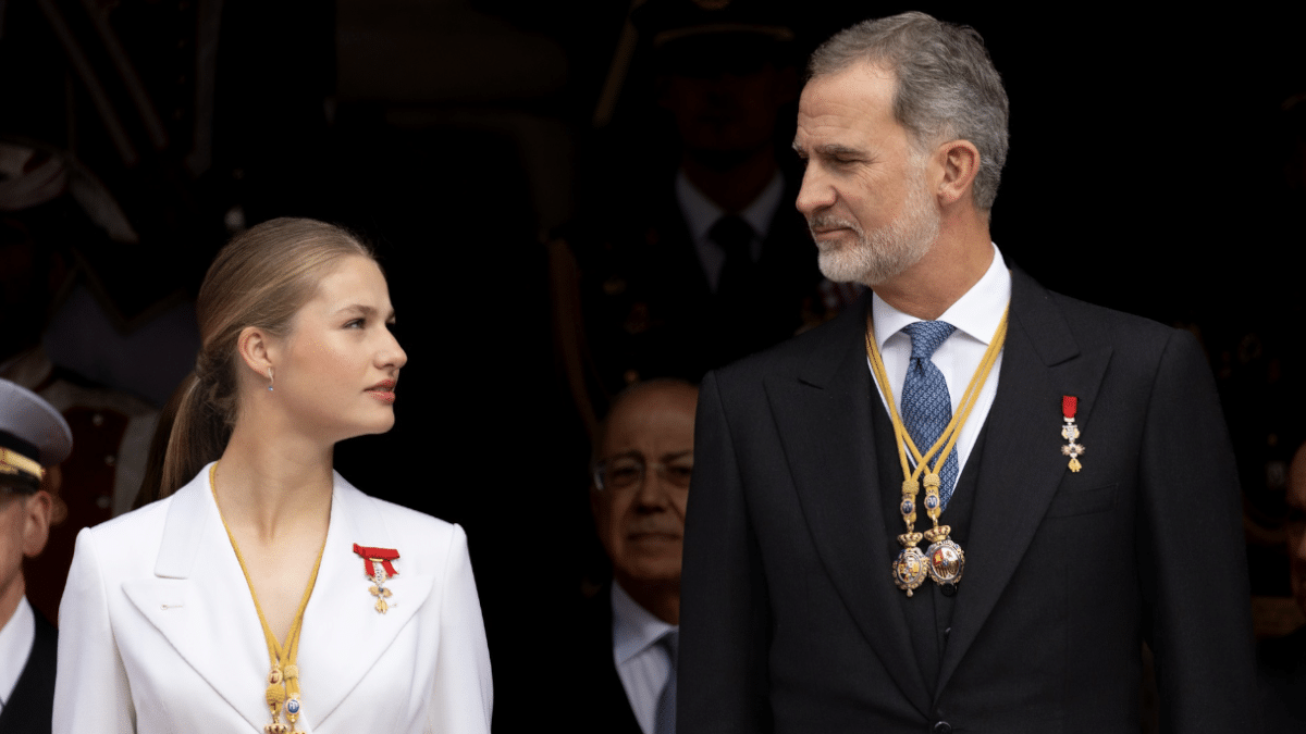 Leonor y el rey Felipe, el día de la jura de la Constitución por la princesa de Asturias.