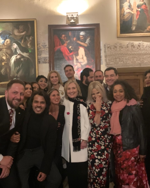 Hillary Clinton posa con algunos de los presentes en la fiesta, desde Eugenia Martínez de Irujo hasta la infanta Elena, que aparece en la parte de atrás de la foto. 