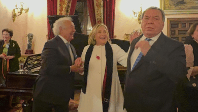 Hillary Clinton baila 'La Macarena' con Los del Río y más detalles de su finde en España