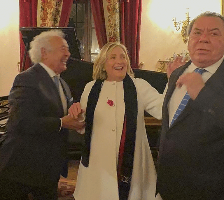 Hillary Clinton baila 'La Macarena' con Los del Río y más detalles de su finde en España