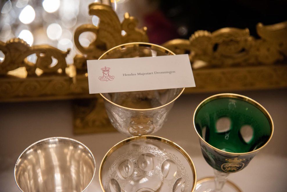 Un detalle de la copa en Amalienburg para la cena de Año Nuevo, con el nombre de "Su Alteza la Reina"