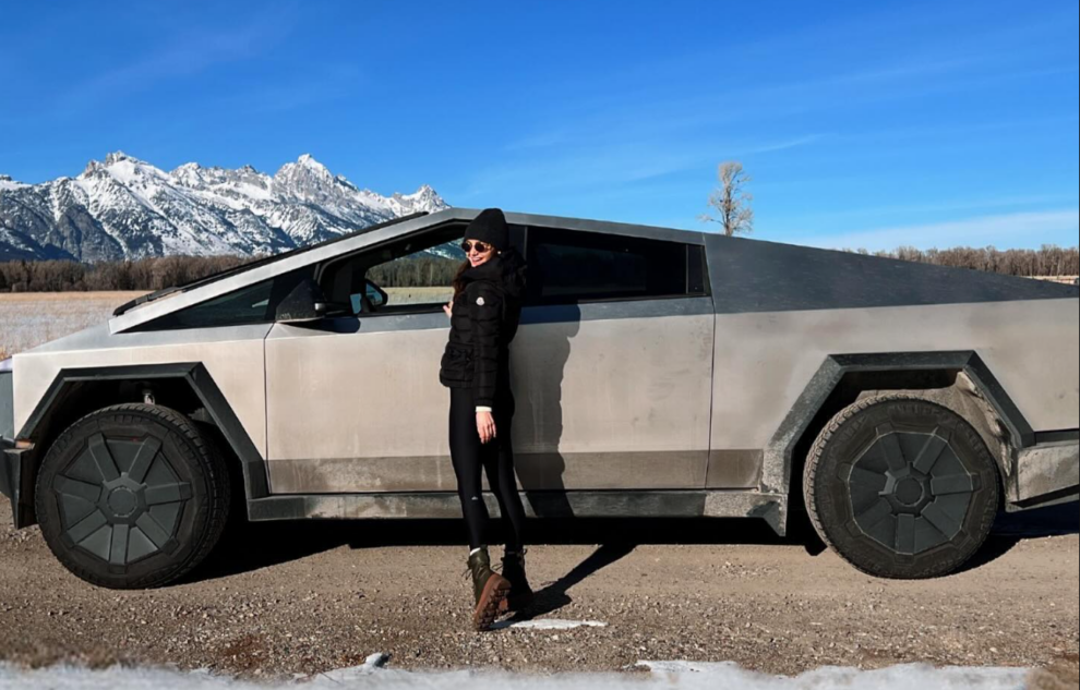 Christine Evangelista con su Cybertruck de Tesla.