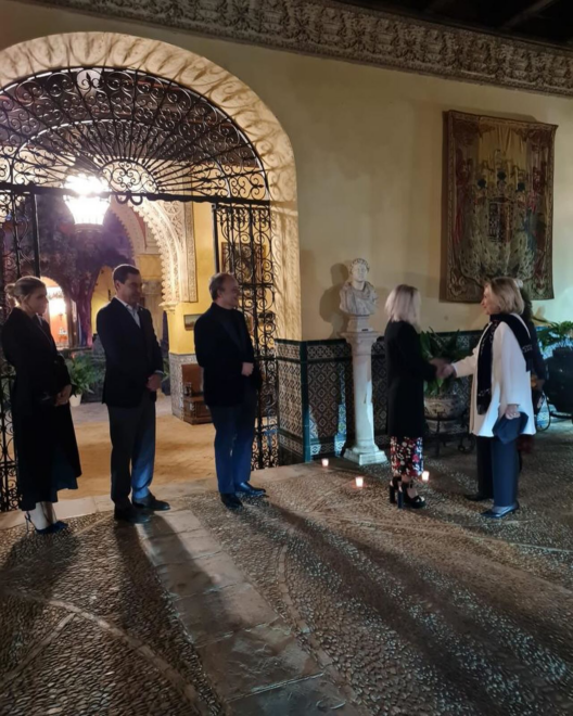 Eugenia Martínez de Irujo saluda a Hillary Clinton en la puerta del Palacio de Dueñas, en Sevilla.