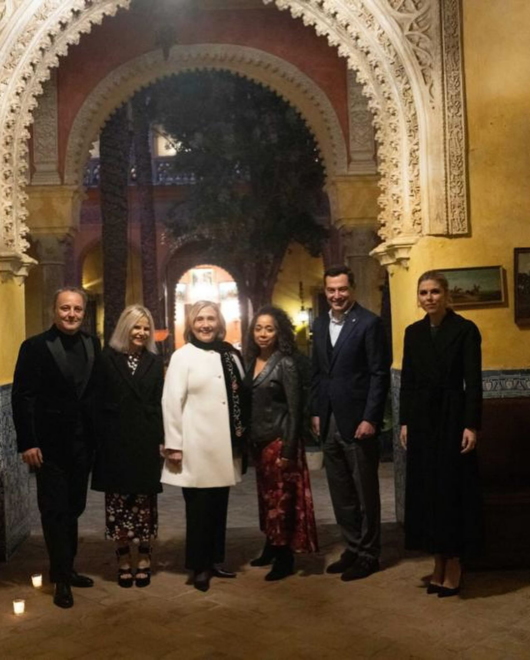 Hillary Clinton posa junto a Eugenia Martínez de Irujo y Narcís Rebollo, la embajadora Julissa Reynoso y Juanma Moreno con su mujer en el interior del Palacio de Dueñas, en Sevilla.