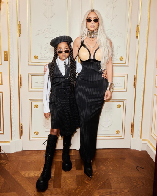 Kim Kardashian y su hija North, antes del desfile de Gaultier en 2022. 