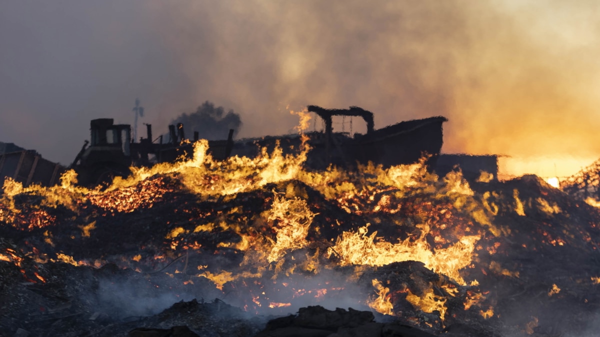 Doce dotaciones de bomberos de Tenerife trabajan en un incendio declarado en una planta de compostaje de Arona, en el sur de Tenerife, que por sus características puede durar varios días