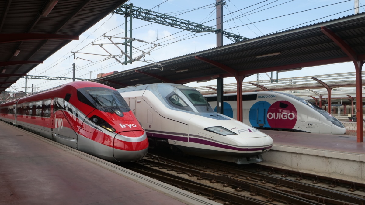 Trenes de Iryo, Renfe y Ouigo en la estación de Chamartín-Clara Campoamor.