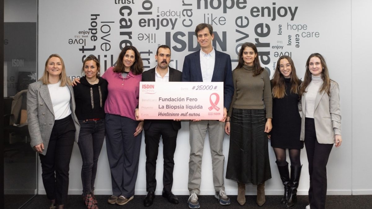 El equipo ISDIN hace entrega de los 25.000 euros al doctor Rubén Ventura de la Fundación FERO