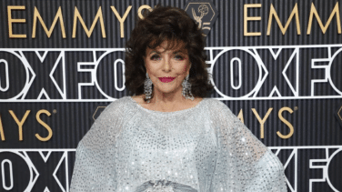 Joan Collins deslumbra con sus 90 años en los premios Emmy