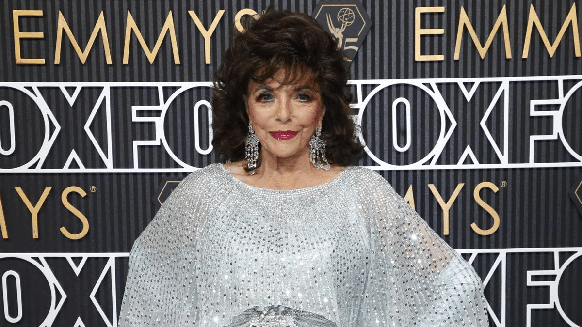 Joan Collins en la alfombra roja de los premios Emmy.