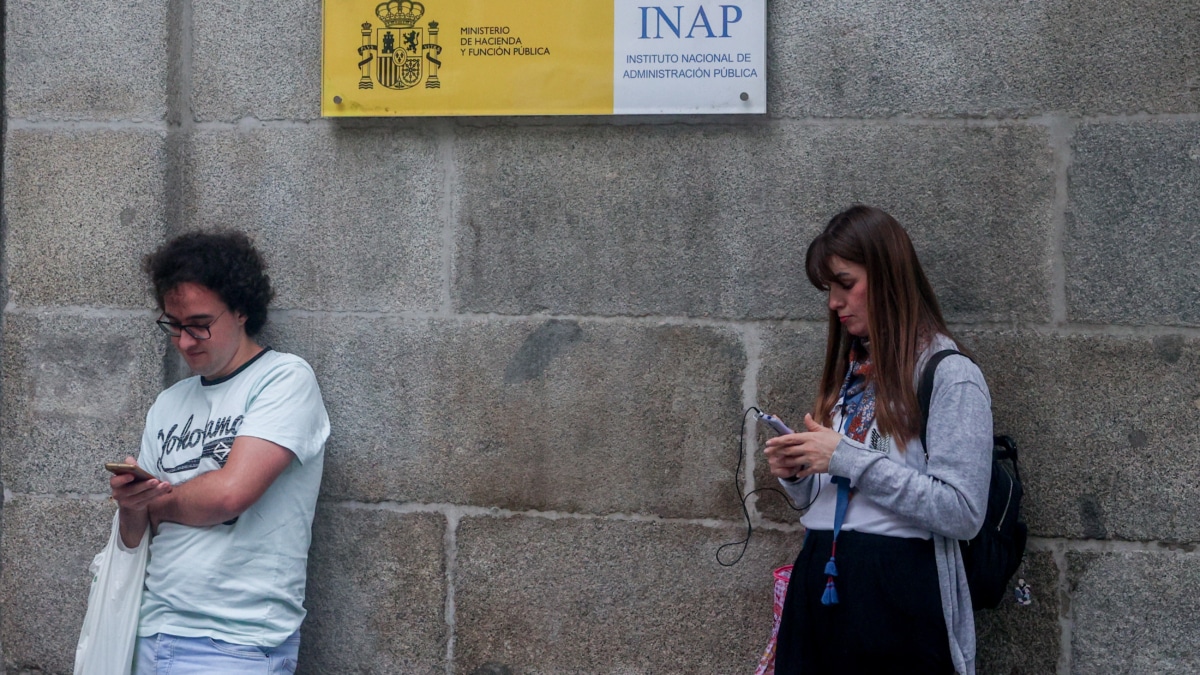 Dos jóvenes en el exterior del Instituto Nacional de Administración Pública.