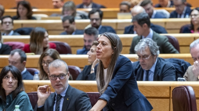 La diputada de Junts per Catalunya Míriam Nogueras (d) vota en el pleno del Congreso, reunido excepcionalmente en el Senado, que debate la convalidación de tres decretos del Gobierno con medidas para amortiguar la crisis.