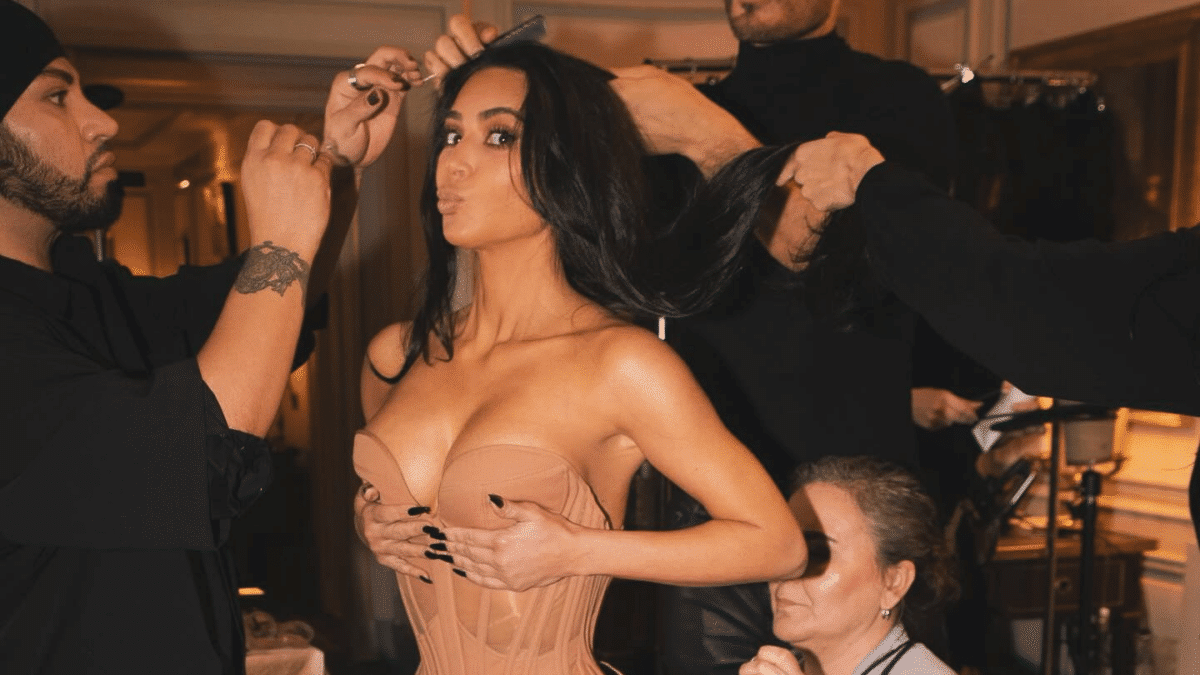 Kim Kardashian en el proceso de 'glam' antes de acudir a un desfile.