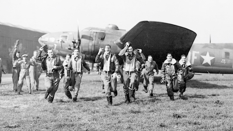 La tripulación del Memphis Belle regresa de su vigésimo quinta misión el 17 de mayo de 1943. Fue la primera tripulación de la 8ª Fuerza Aérea en completar las veinticinco misiones y regresar a Estados Unidos.
