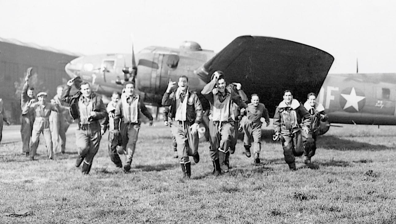 La tripulación del Memphis Belle regresa de su vigésimo quinta misión el 17 de mayo de 1943. Fue la primera tripulación de la 8ª Fuerza Aérea en completar las veinticinco misiones y regresar a Estados Unidos.