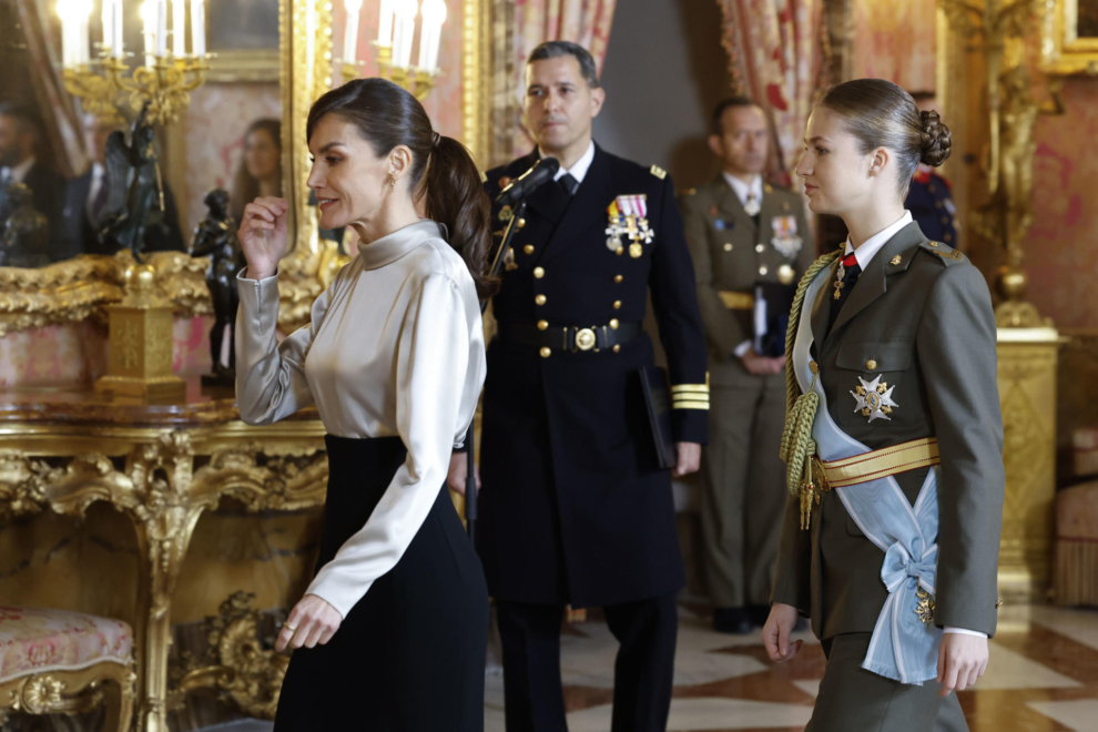 La princesa Leonor y la reina Letizia, durante la recepción este sábado en el Palacio Real con motivo de la Pascua Militar.