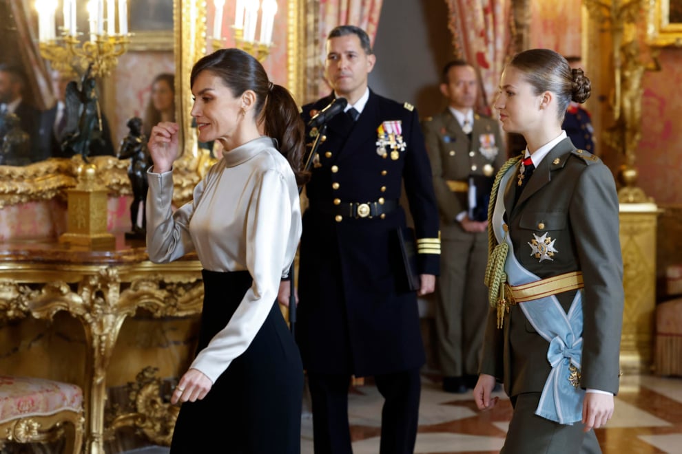 La princesa Leonor y la reina Letizia, durante la recepción este sábado en el Palacio Real con motivo de la Pascua Militar.