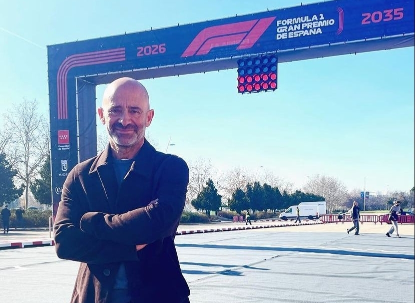 Antonio Lobato posa junto a la línea de meta del futuro Gran Premio de Fórmula 1 en Madrid