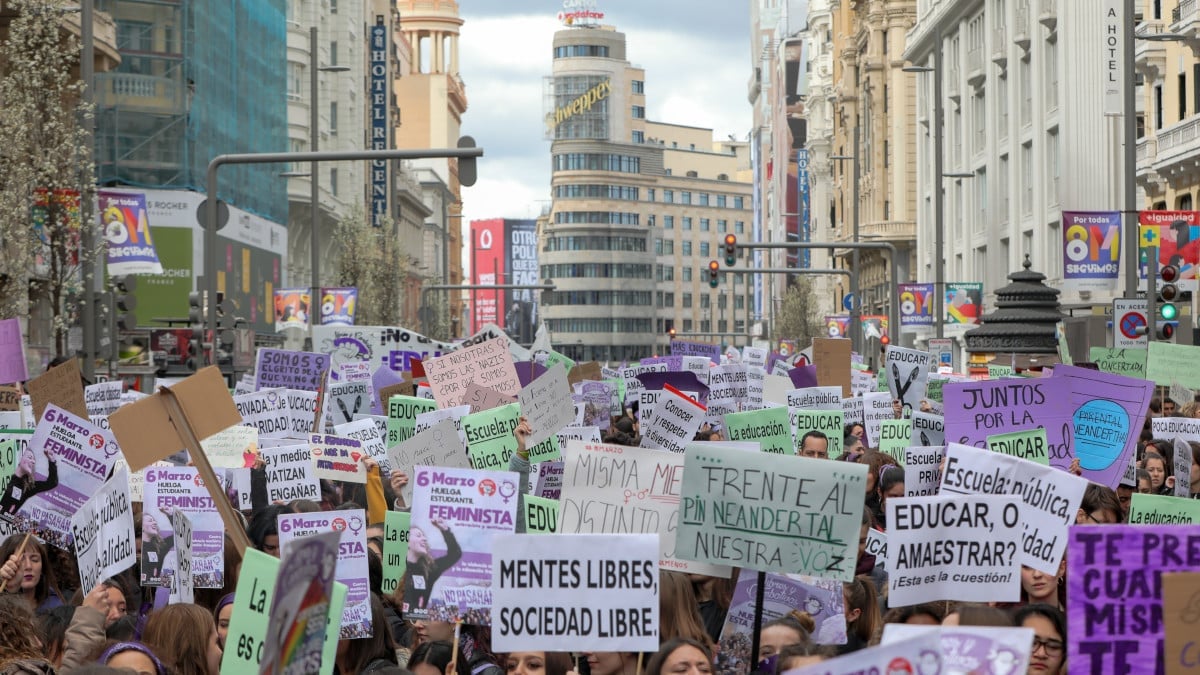 Небольшая группа людей для выражения протеста. Выражение протеста. Картинка выражение протеста. Протестные фразы. Выражение протеста через выборы.