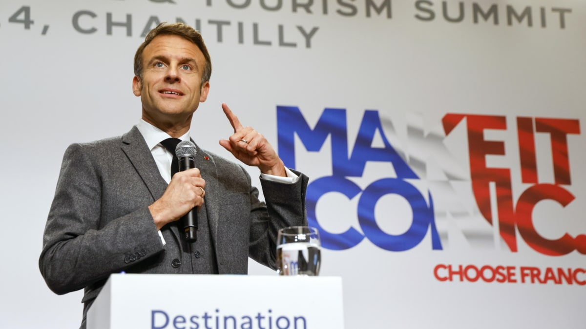 El presidente de Francia, Emmanuel Macron, pronuncia un discurso sobre las atracciones turísticas de Francia