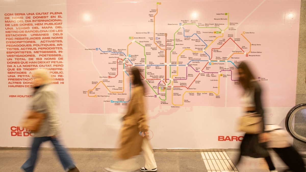 ‘Barcelona. Ciutat de Dones’, en el vestíbulo de la estación de metro Diagonal L5