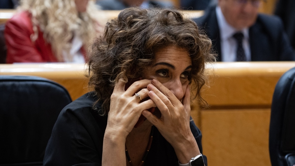 La vicepresidenta primera y ministra de Hacienda, María Jesús Montero, durante el pleno del Congreso de los Diputados en el Senado.