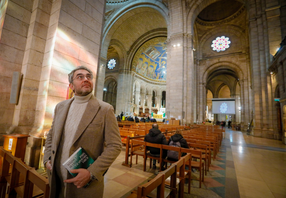 Máximo Huerta en la Basílica del Sacre Coeur.