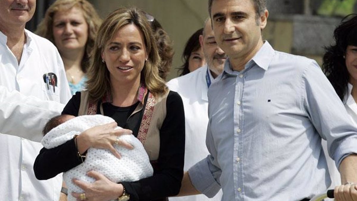 Miguel Barroso con Carme Chacón a la salida del hospital cuando tuvieron su primer hijo