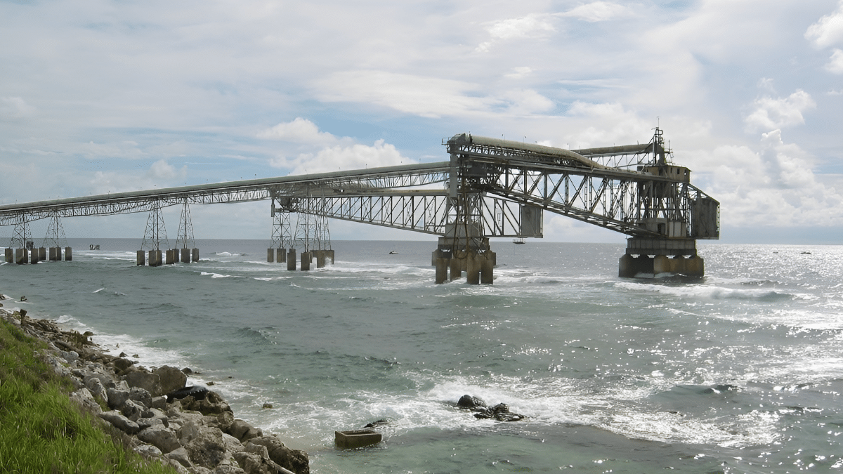 Antiguo muelle de carga de fosfatos en Nauru, en el Océano Pacífico.