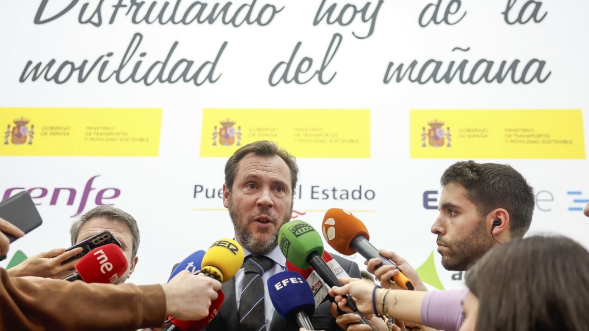 El ministro de Transportes y Movilidad Sostenible, Óscar Puente, atiende a la prensa durante su asistencia a la Feria Internacional de Turismo, FITUR