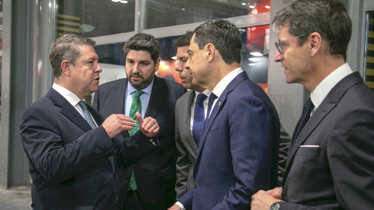 Los presidentes de la Generalitat Valenciana, Carlos Mazón (3i); Castilla-La Mancha, Emiliano García-Page (i); Andalucía, Juanma Moreno (2d); Murcia, Fernando López Miras (2i), han mantenido un encuentro informal Fitur, en el que han tratado la infrafinanciación y la necesidad de un fondo de nivelación