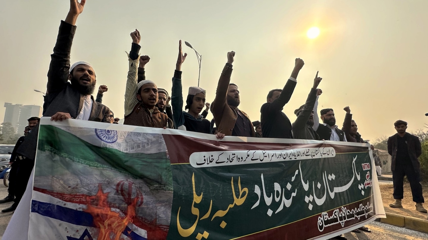Activistas paquistaníes de la musulmana Talba Mahaz (MTM) tienen una pancarta que dice en urdu "Viva la manifestación de Pakistán contra el ataque iraní y la alianza de Irán-India-Israel"