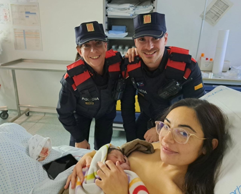 Una madre da a luz el 1 de enero en la estación de Sants. La madre con su hija y los dos agentes, ya en el hospital.